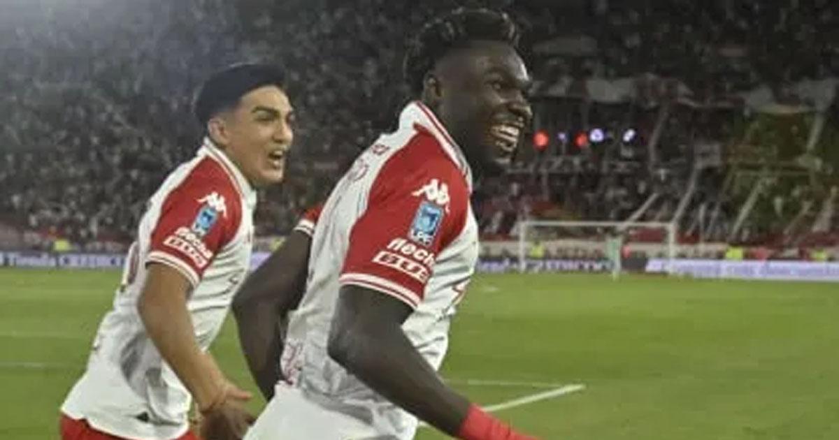 Huracaacuten le ganoacute el claacutesico a San Lorenzo y achica la diferencia 