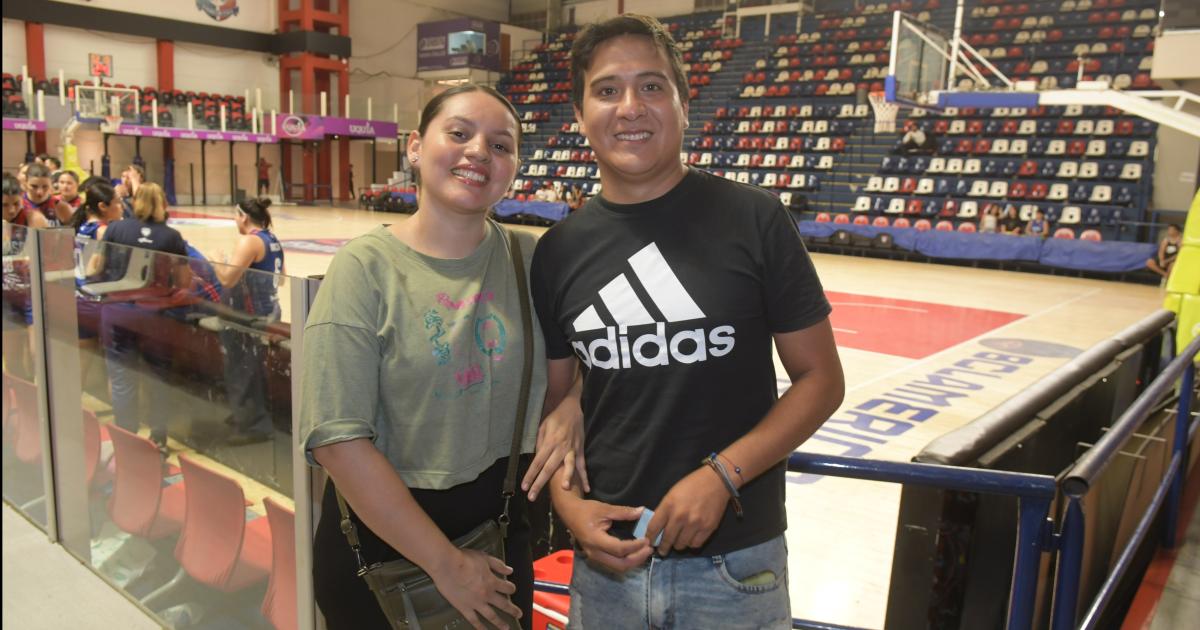 NOCHE DE BAacuteSQUET FEMENINO EN EL ESTADIO CIUDAD