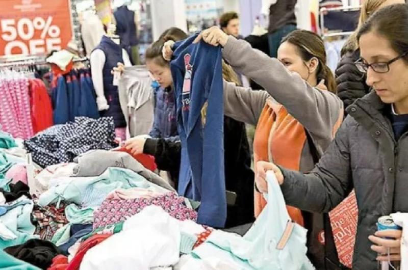Textiles indican que pese a la caiacuteda del 25-en-porciento- en precios de la ropa el consumo no repunta