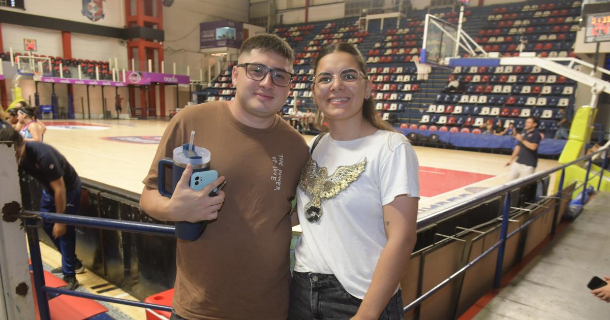 NOCHE DE BAacuteSQUET FEMENINO EN EL ESTADIO CIUDAD