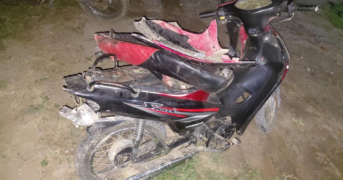 Camioneta atropella a un nintildeo parado a la vera de la ruta en Tintina mientras su madre parchaba la moto