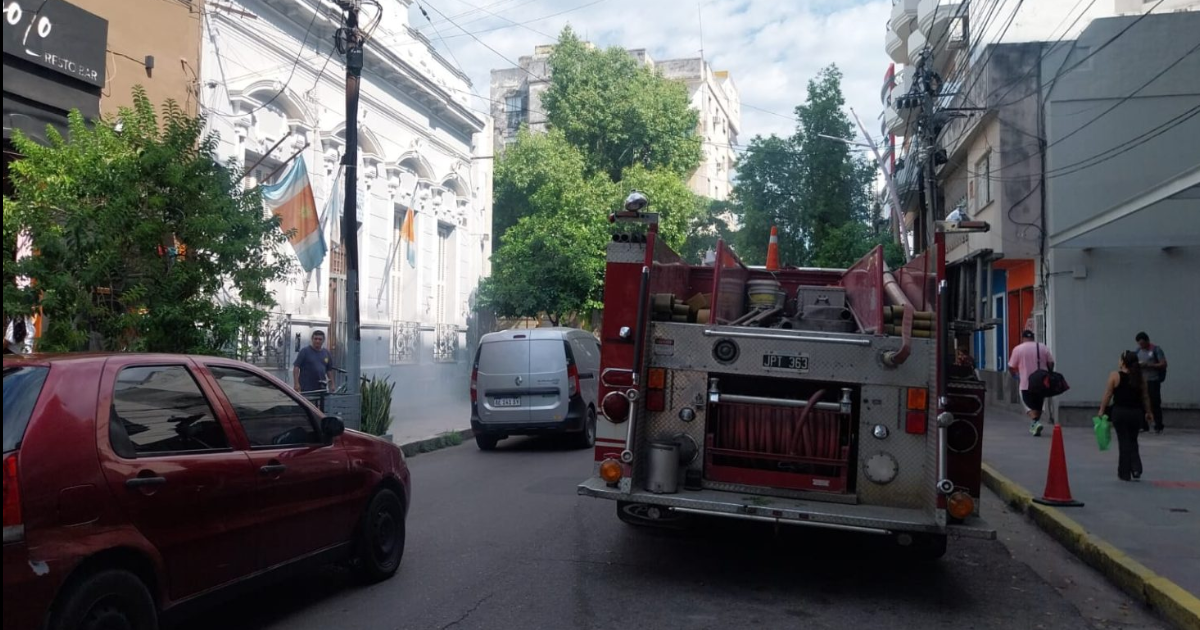 Alarma en pleno centro santiagueño por un supuesto incendio en la Biblioteca 9 de julio