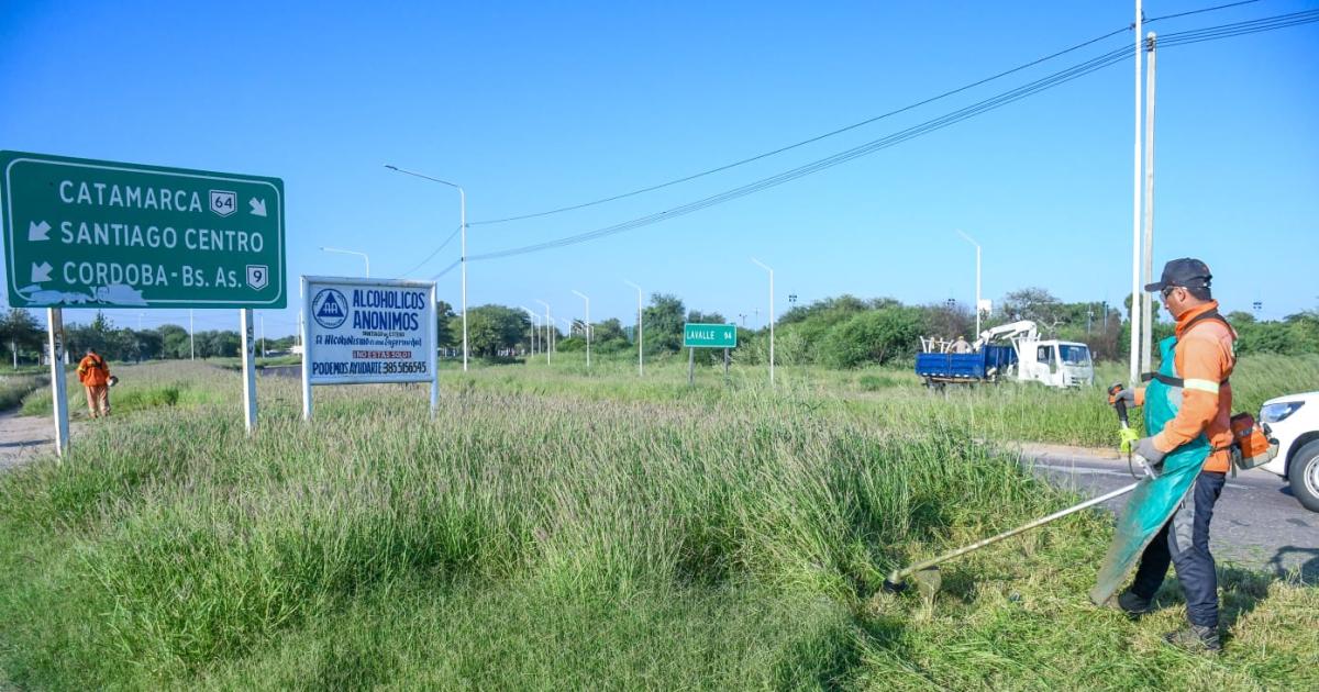 Desmalezaron la rotonda del acceso oeste sobre las rutas nacionales 9 y 64