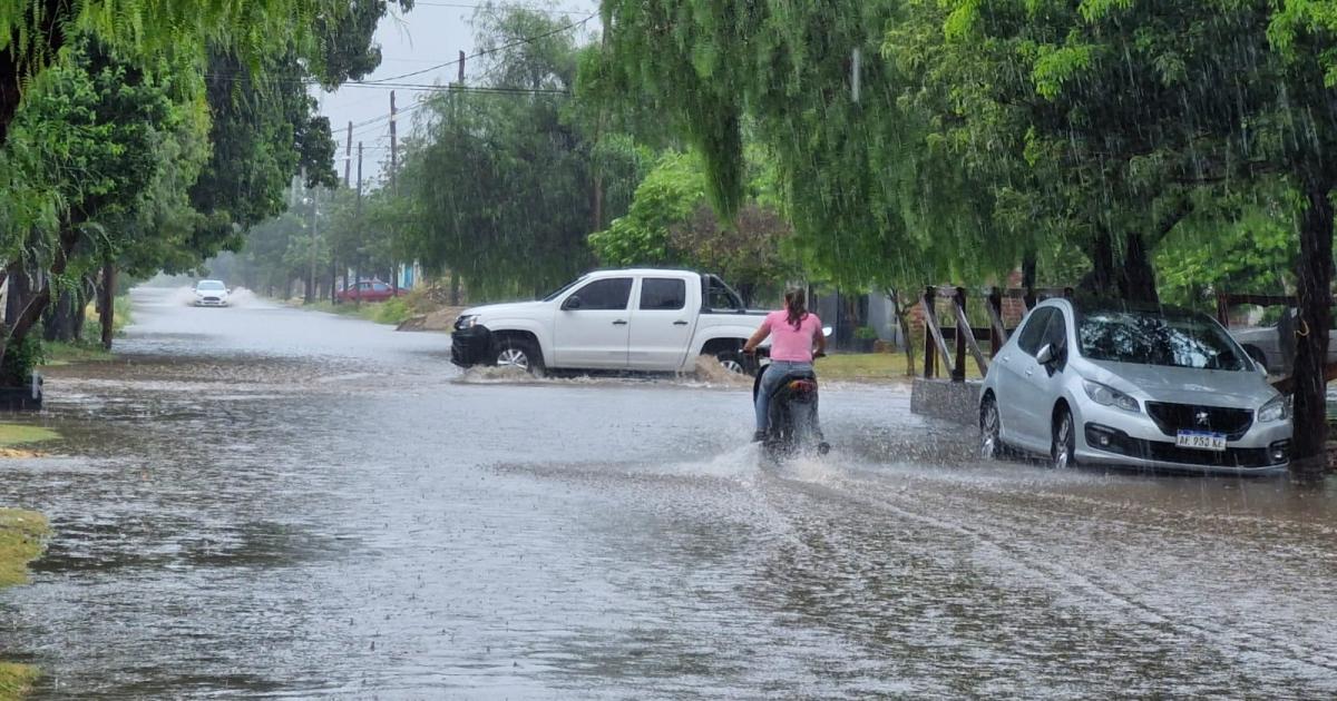 El cambio de tiempo llegoacute con una torrencial lluvia en Friacuteas