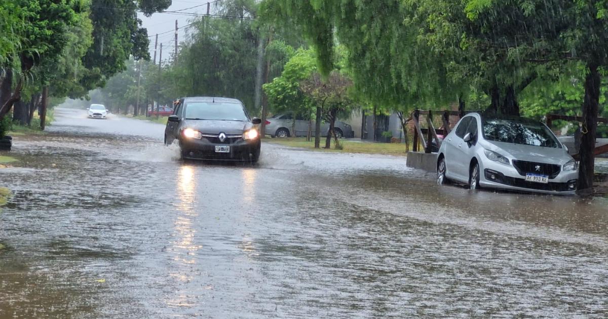 El cambio de tiempo llegoacute con una torrencial lluvia en Friacuteas
