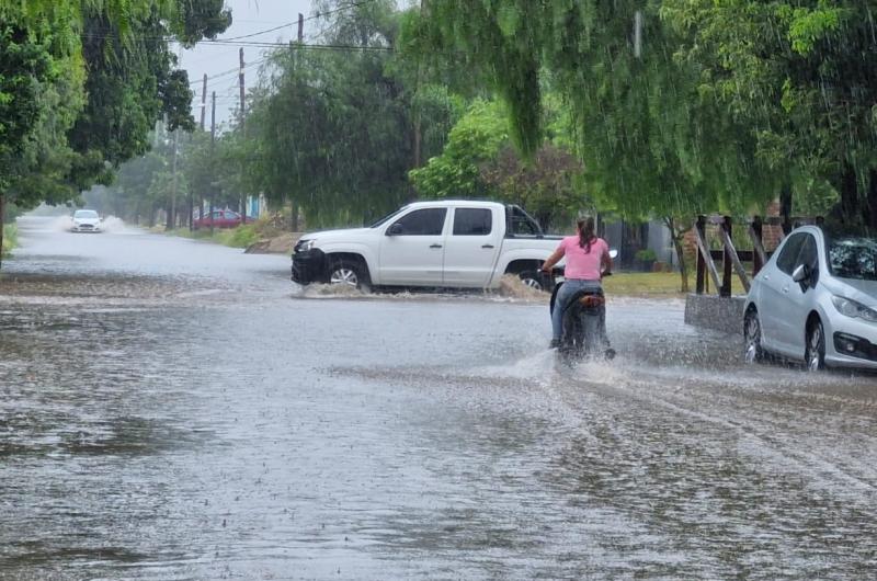 El cambio de tiempo llegoacute con una torrencial lluvia en Friacuteas
