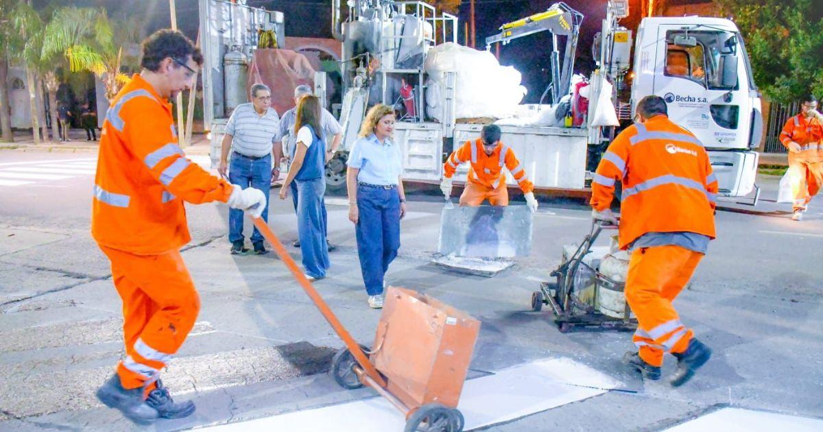 Fuentes supervisando el trabajo de los obreros municipales (Fotos- Municipalidad de la Capital)