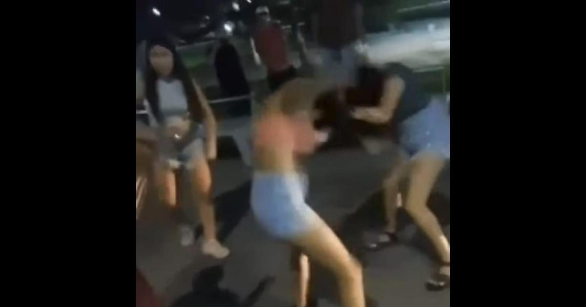 Dos joacutevenes mujeres se trenzaron a golpes mientras otras las alentaban a pelear