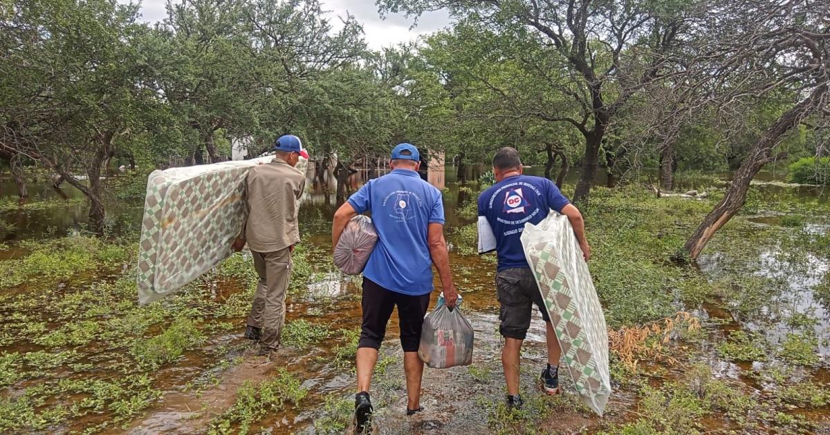 Amplio operativo en zonas afectadas por desbordes de los riacuteos Dulce y Utis