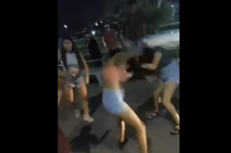 Dos joacutevenes mujeres se trenzaron a golpes mientras otras las alentaban a pelear