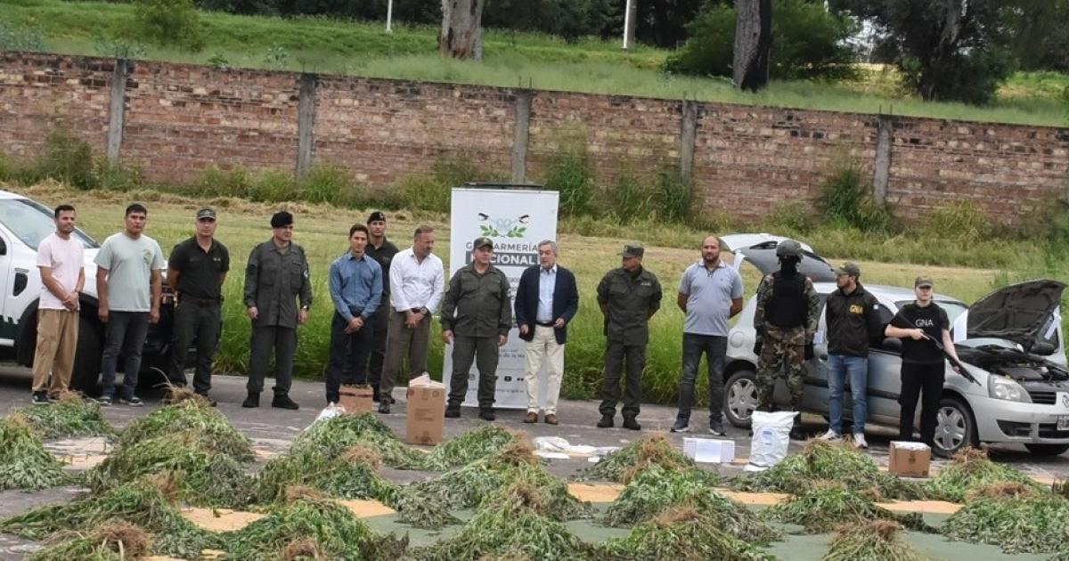 CÚPULA VERDE Juez fiscales y gendarmes mantuvieron ayer una reunión crucial en la base de la fuerza Alcances de la investigación en los días por venir En la causa indagan al detenido y se avecinan eximiciones de prisión