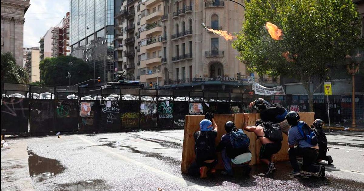 Manifestantes arrojan piedras y bombas molotov (Foto- REUTERSCristina Sille)