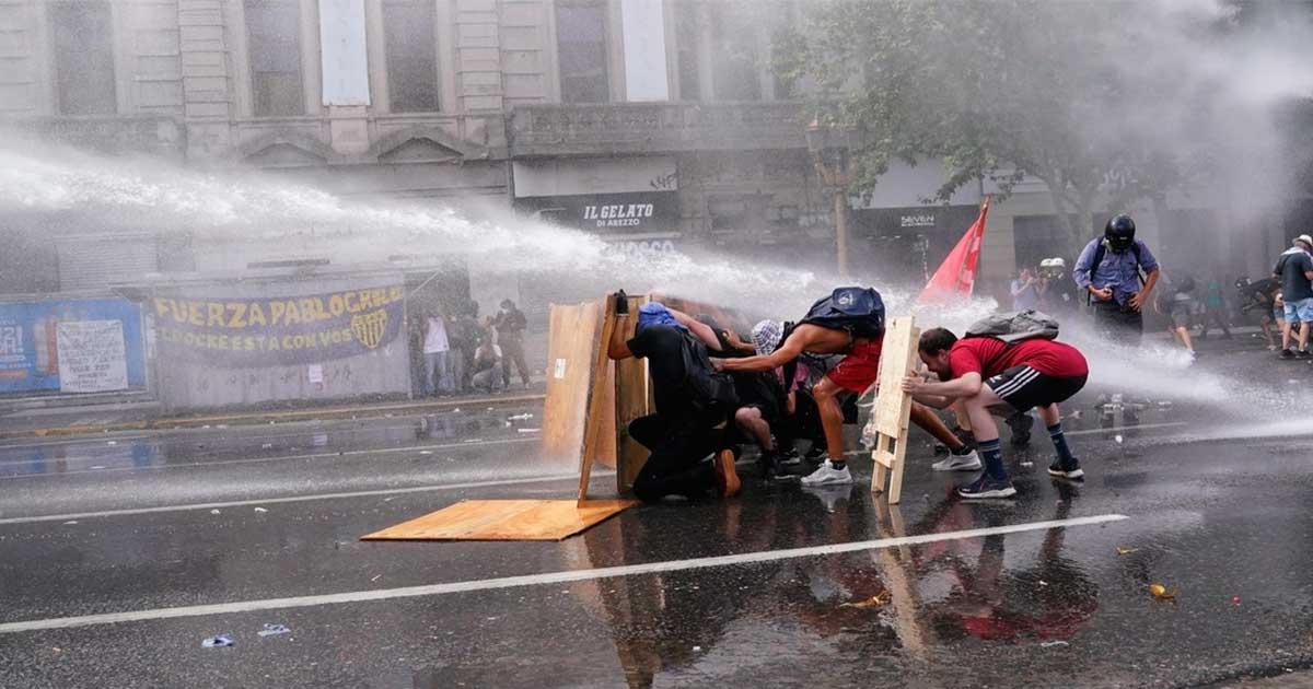 La policía trató de contener la manifestación (Foto- Diario Clarín)