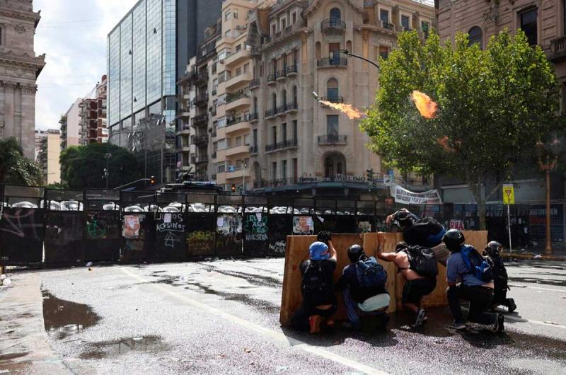 Manifestantes arrojan piedras y bombas molotov (Foto- REUTERSCristina Sille)