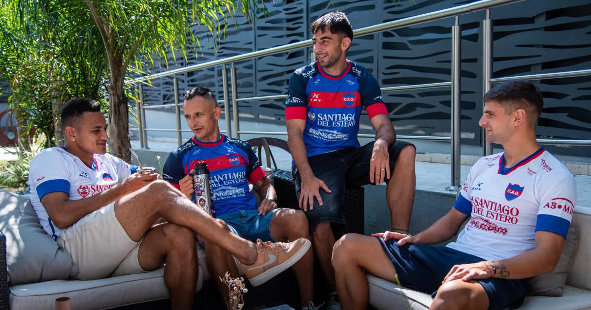 Guumlemes mostroacute su nueva indumentaria en la previa del debut