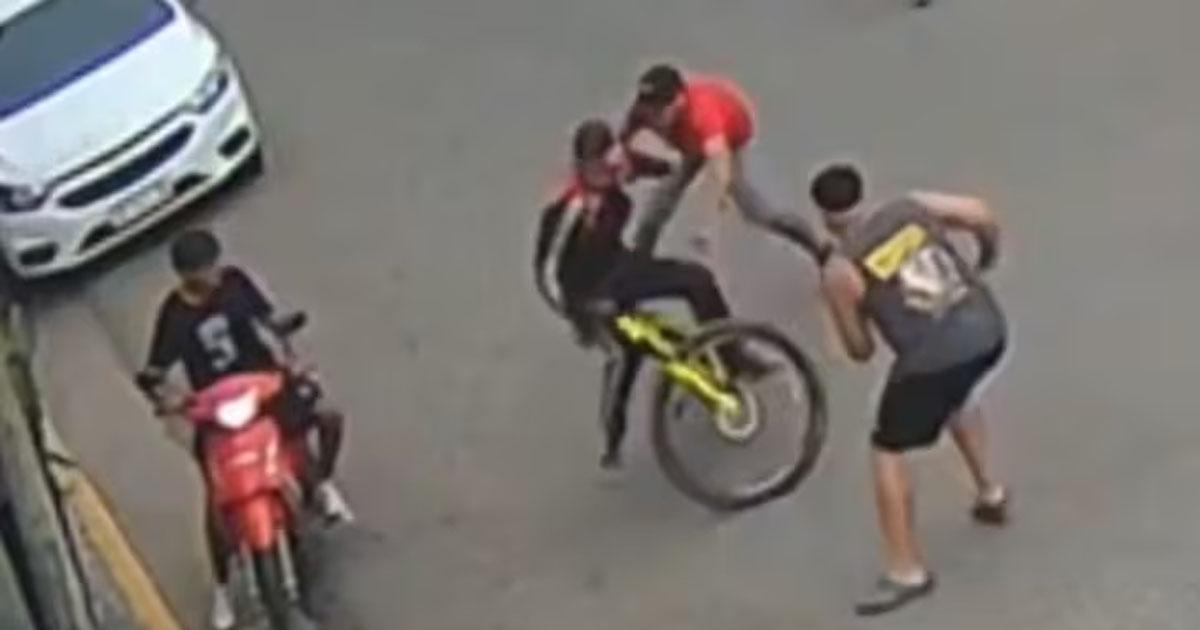 Persiguieron a un ladroacuten que le habiacutea robado a una joven lo golpearon 