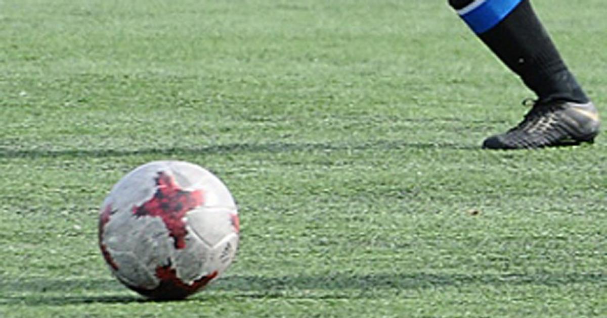Otra muerte en el fuacutetbol amateur- un hombre de 61 antildeos fallecioacute mientras jugaba un partido en La Banda