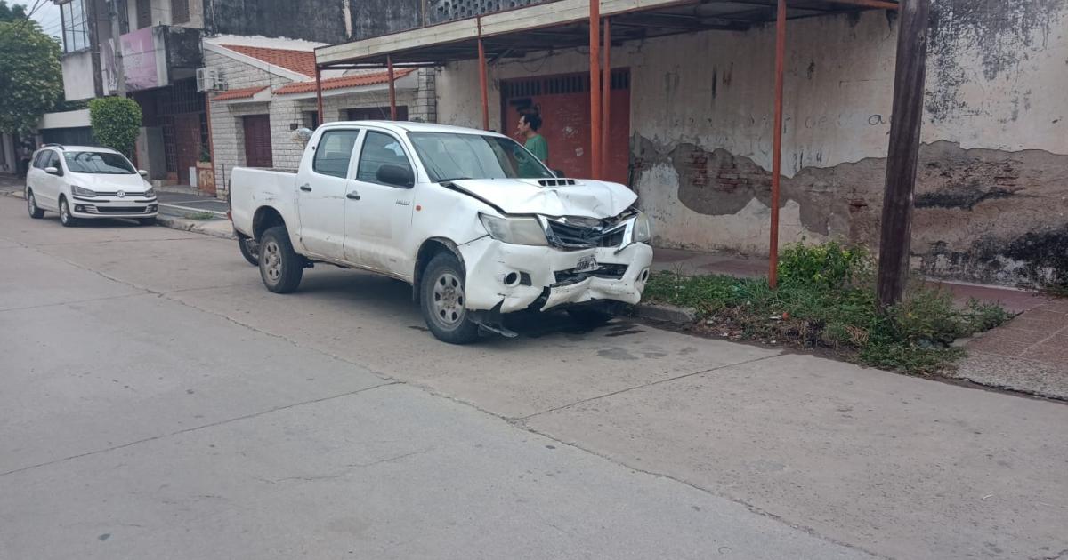 Camioneta choco a una moto estacionada- ambos conductores dieron positivo de alcohol