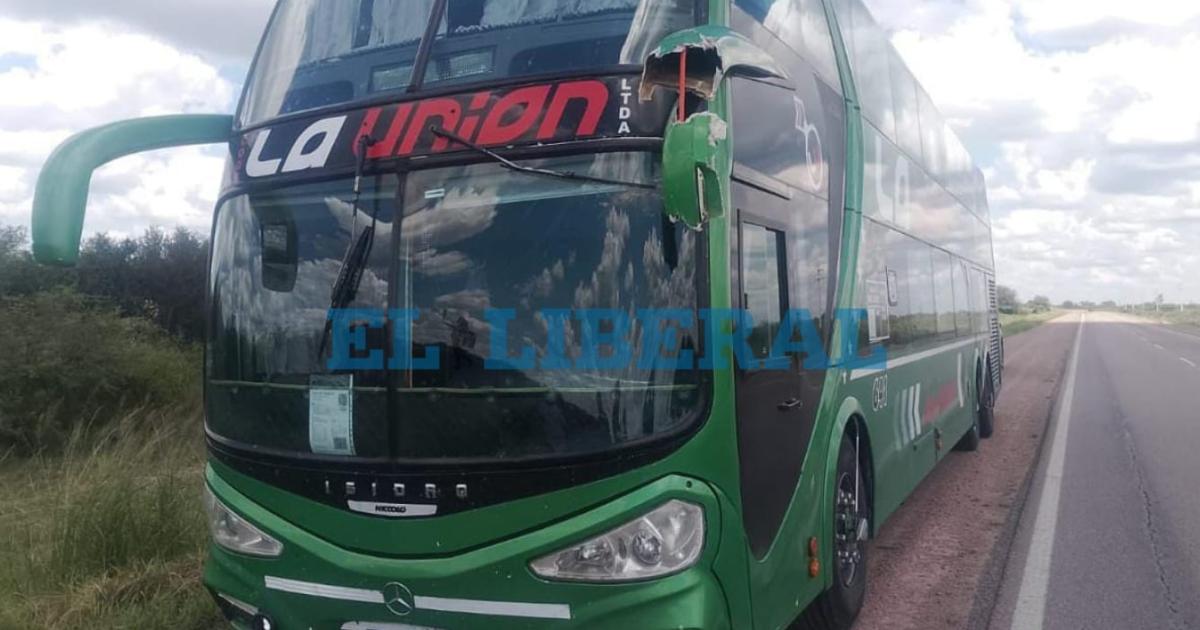 Ruta 34- un colectivo fue rozado por un camioacuten que siguioacute su marcha