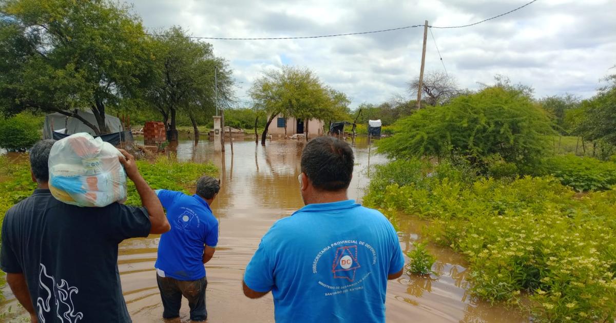 Desbordes del riacuteo Salado- aislaron a 85 familias
