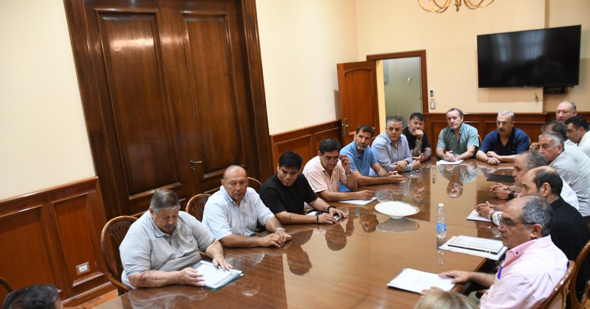 Bonos y aumento salarial del 424-en-porciento-- uno a uno los anuncios de Suaacuterez para trabajadores de la administracioacuten puacuteblica provincial