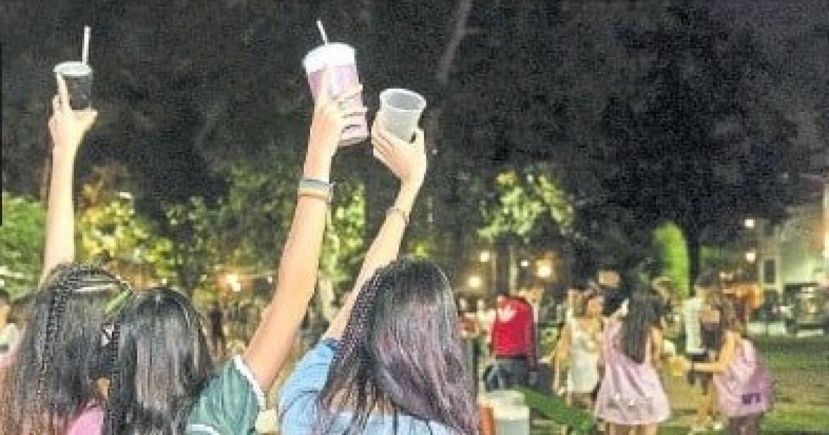 FESTEJO Los jóvenes suelen pasar la noche previa al inicio de clases reunidos hasta el momento de ir a clases