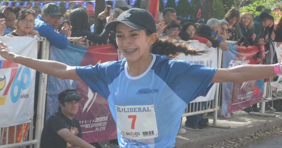 Enorme actitud de Neacutelida Pentildeaflor con un atleta que tuvo un percance en plena carrera