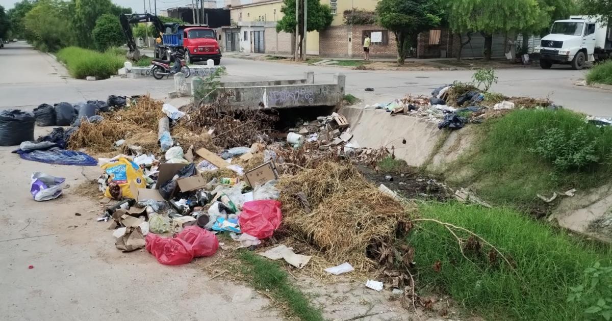 La Capital trabaja en la limpieza y mantenimiento de los desaguumles del barrio Siglo XX