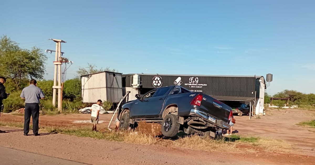 Antildeatuya- una camioneta embistioacute una columna de alumbrado en la ruta 92