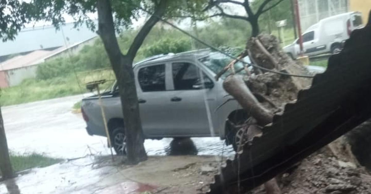 Un tornado provocoacute serios dantildeos en Termas y Santiago estaacute en alerta