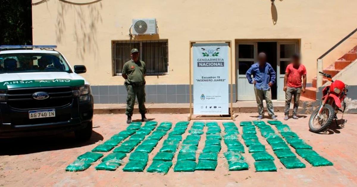 Un sujeto abandonoacute una motocicleta cargada de coca en medio de la espesura del monte