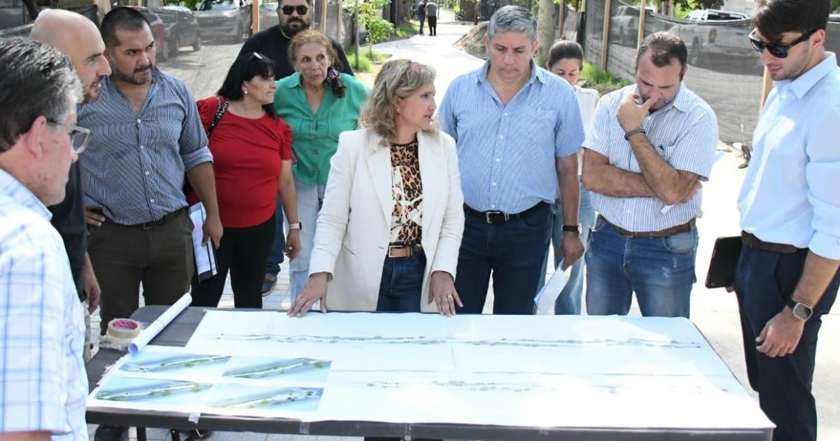 La intendente supervisoacute la obra del Paseo de La Vuelta de Obligado
