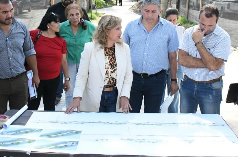 La intendente supervisoacute la obra del Paseo de La Vuelta de Obligado