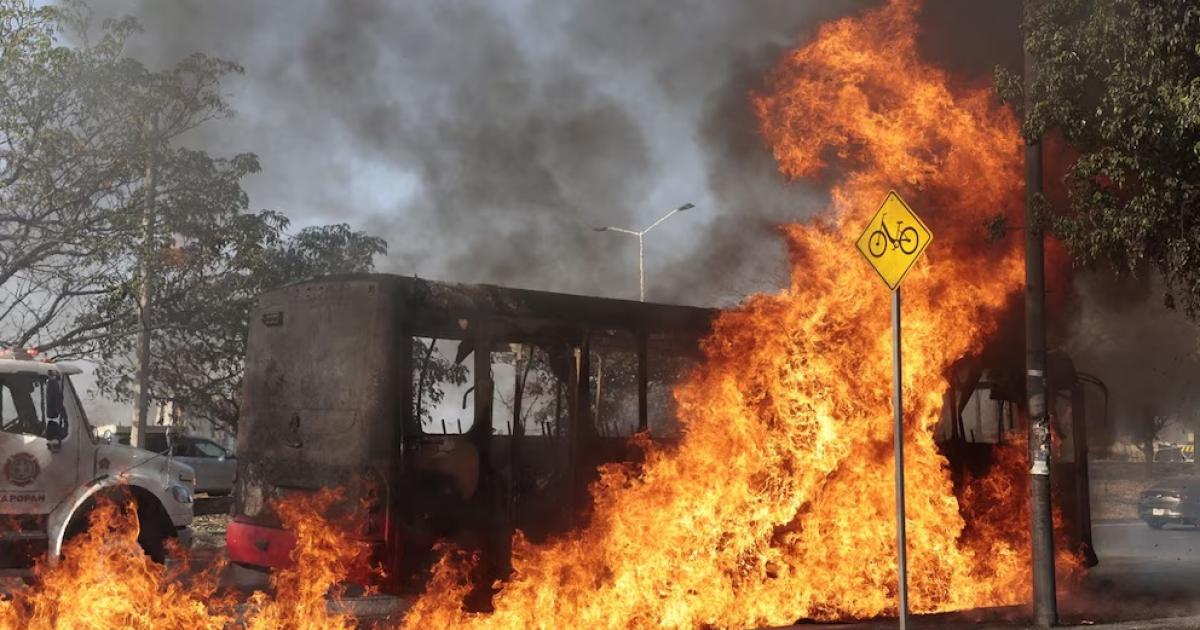 Las impactantes imaacutegenes de la ola de violencia tras la muerte de El Mencho