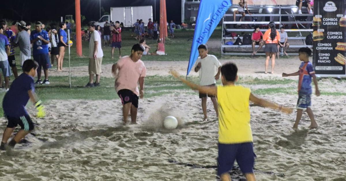 FOTOS- Con muacutesica comparsas y baile cierra la edicioacuten 2026 de Santiago es tu Riacuteo