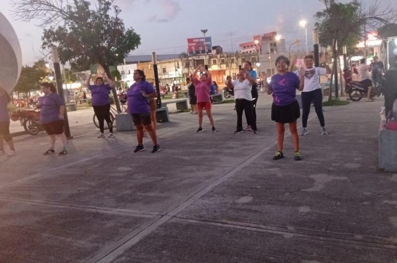 La explanada del CIS reunioacute a las bandentildeas en una nueva jornada de Plaza Saludable