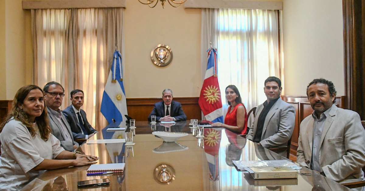 Elías Su�rez junto a las autoridades de Educación (Foto- prensa)