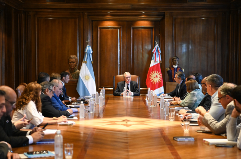 El gobernador Eliacuteas Suaacuterez encabezoacute una reunioacuten de trabajo en Casa de Gobierno