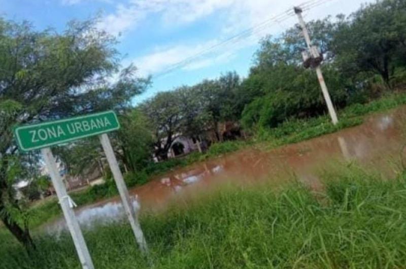 Desbordó el río y el agua llegó a los barrios m�s cercanos de Nueva Esperanza