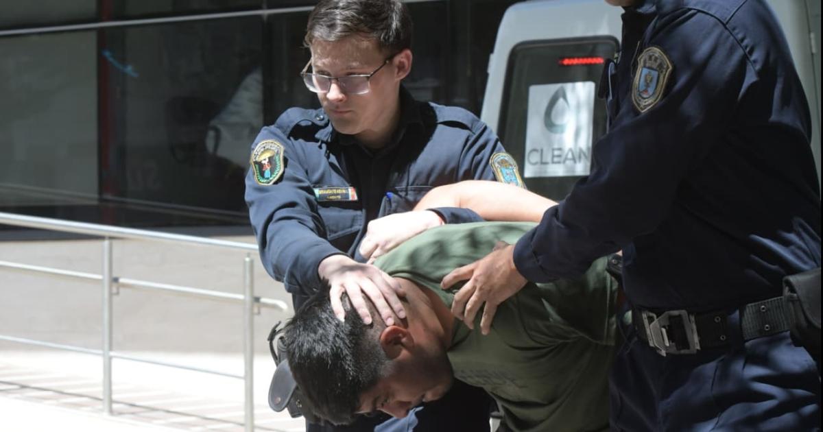 SEGURIDAD- Salto es retirado del edificio fiscal rumbo a su lugar de alojamiento- el Centro Único de Detenidos en la exFandet