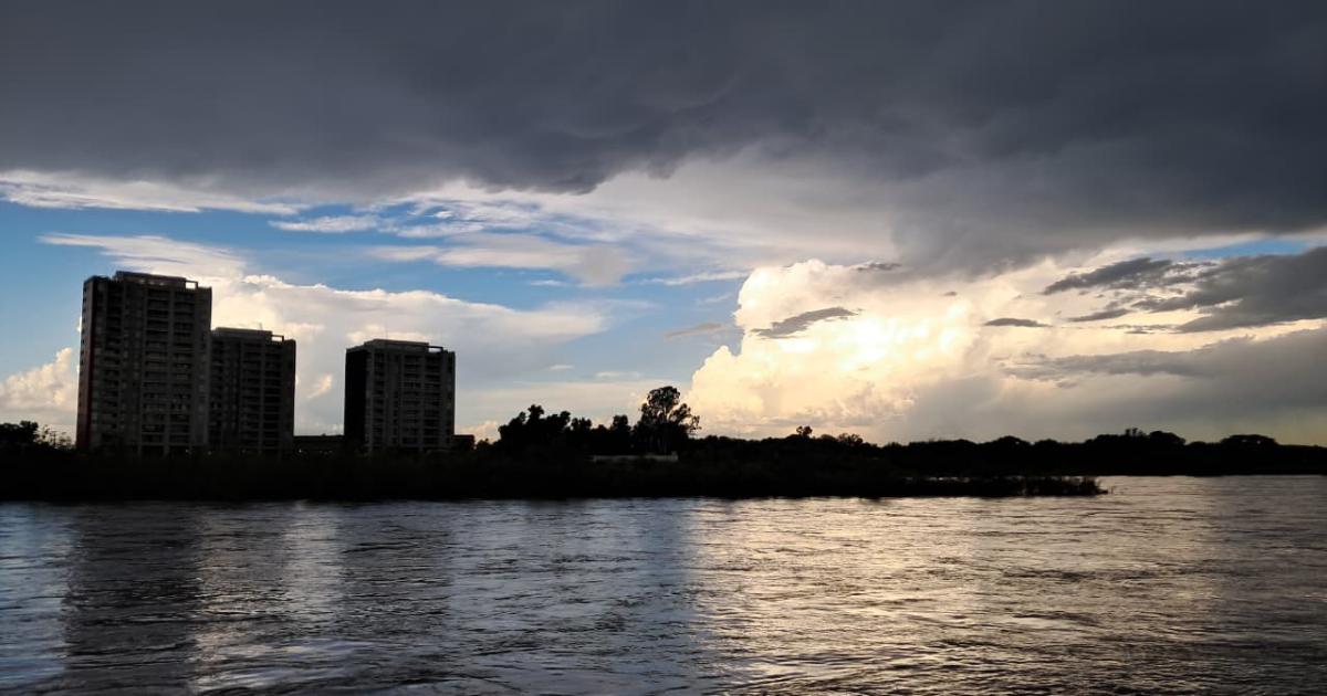 FOTOS Tarde nublada y viento fuerte- las imaacutegenes que anticipan el alerta amarilla por lluvias en Santiago