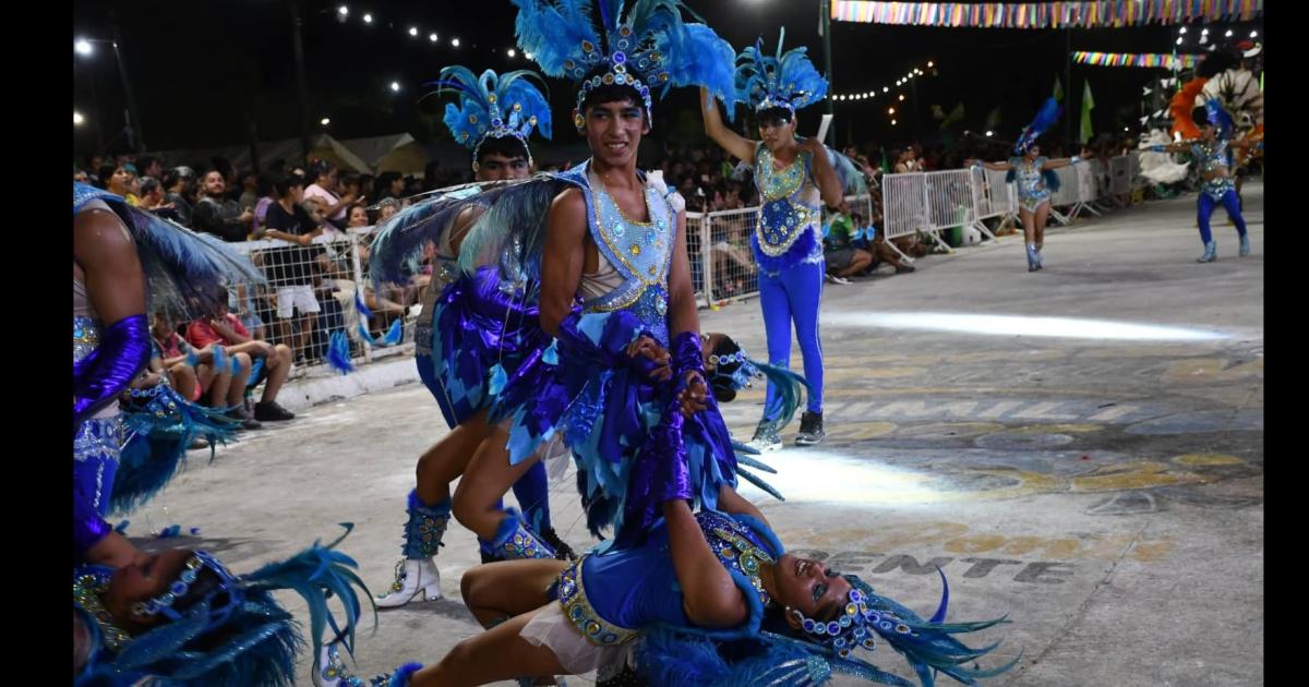 La comparsa Profesiacutea volvioacute a brillar en un Corso de Quimiliacute reacutecord