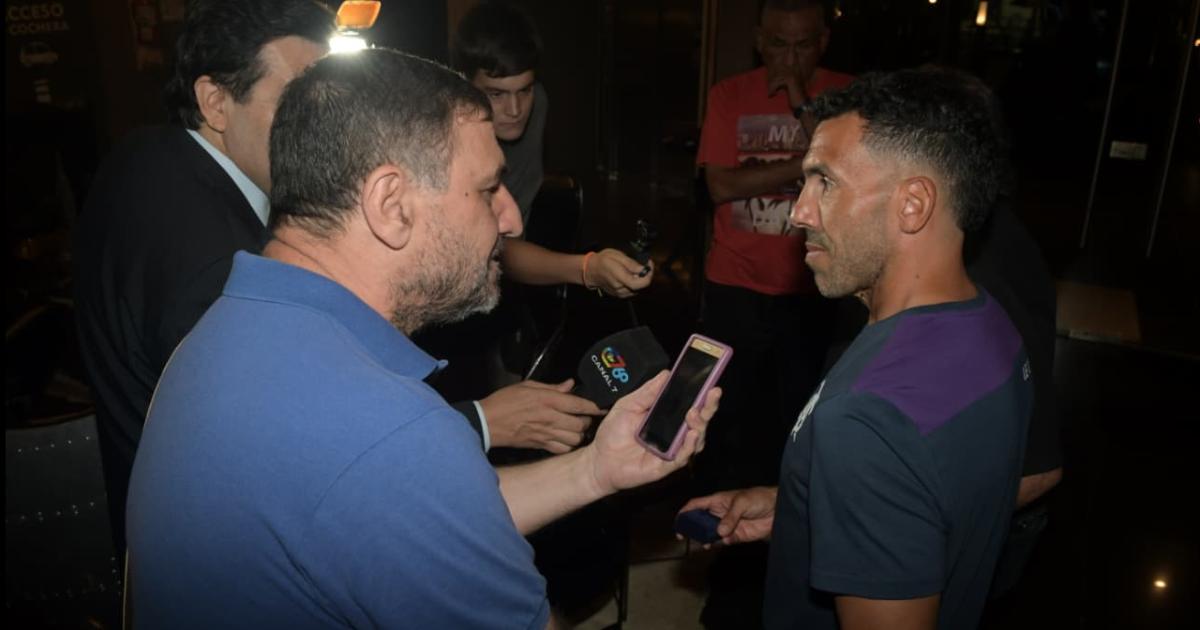 Carlitos Teacutevez ya tiene su chacarera Carlitos pueblo que Alito Toledo le escribioacute en dos diacuteas y se la entregoacute en Santiago