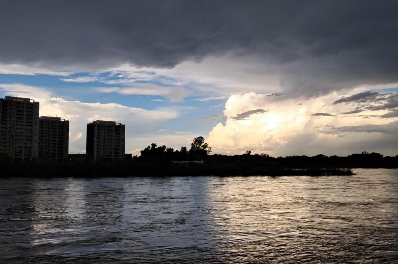FOTOS  Tarde nublada y viento fuerte- las imaacutegenes que anticipan el alerta amarilla por lluvias en Santiago