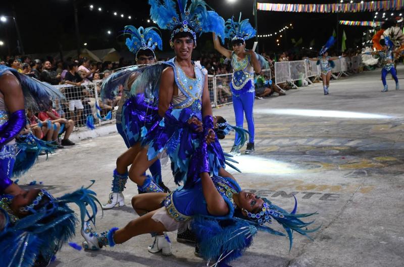 La comparsa Profesiacutea volvioacute a brillar en un Corso de Quimiliacute reacutecord