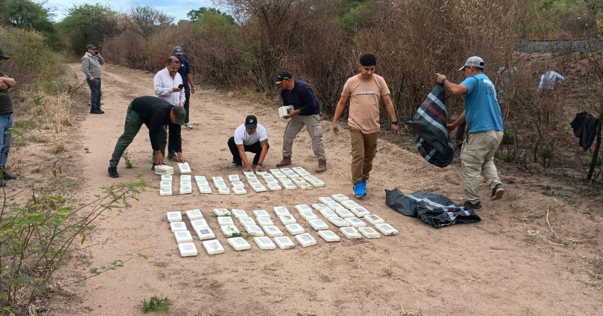 BLANCO TIERRAL- Al frustrarse el descenso de la avioneta la policía copó el campo En dos días secuestró 364 kilos de cocaína y apresó a cinco hombres- entre ellos al santiagueño Mansilla