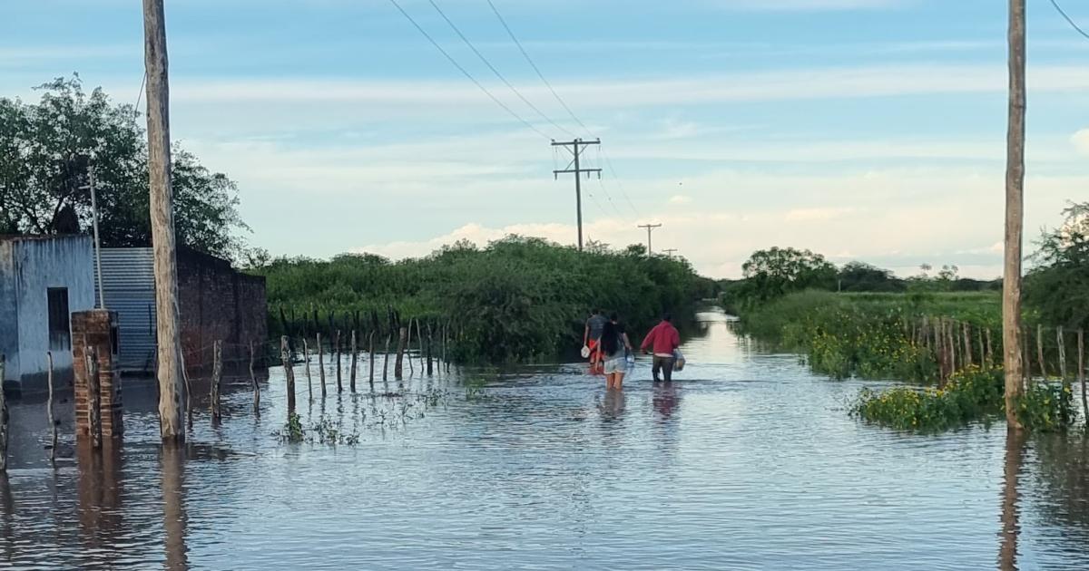 FOTOS  Maacutes desbordes en el norte santiaguentildeo- asisten a familias anegadas