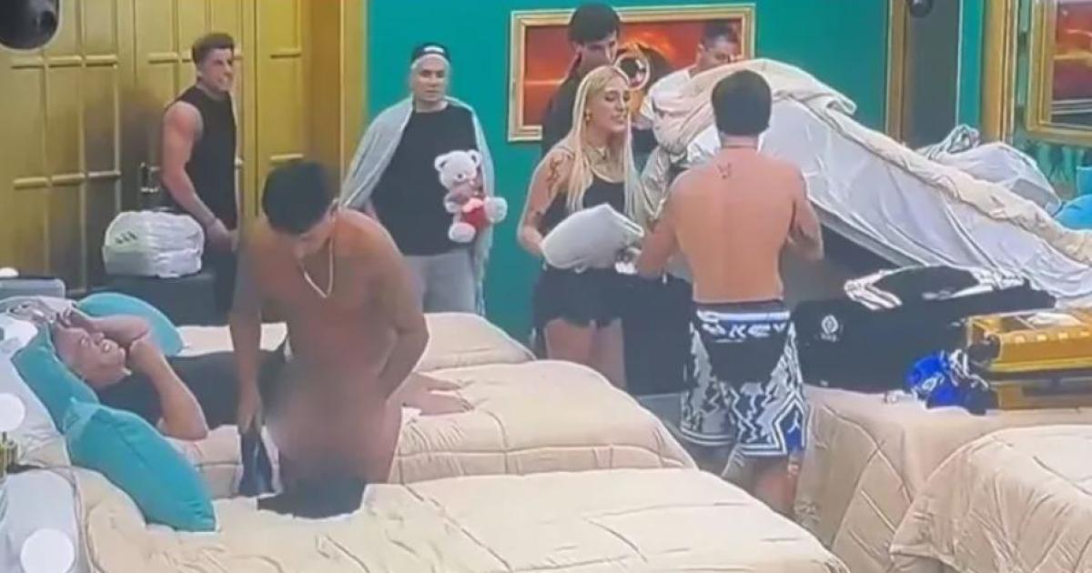 Sin pudor- Brian se desnudoacute ante sus compantildeeros