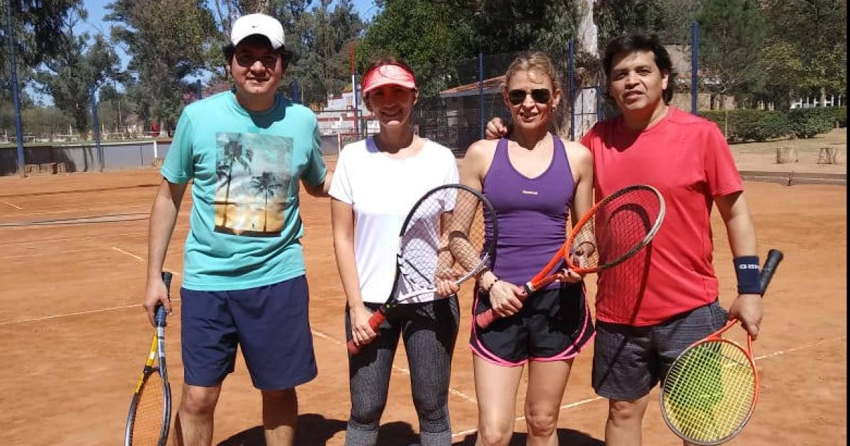 Saque inicial para el torneo de dobles mixto