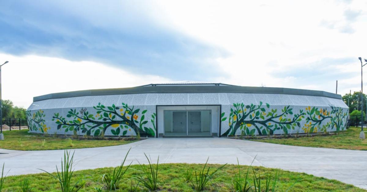 Un jardiacuten con huertas energiacutea solar y disentildeo ecoloacutegico abre sus puertas